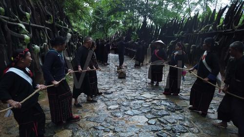 云南佤族翁丁原始部落节日拉木鼓