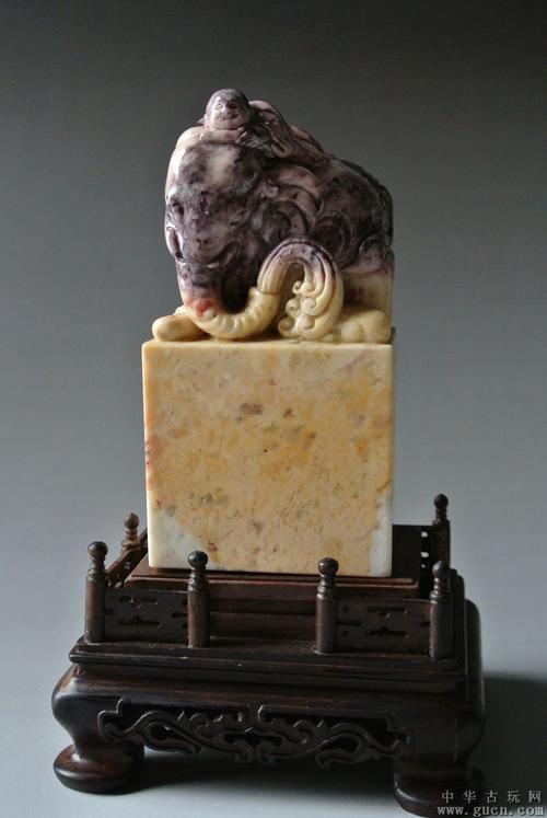 寿山巧色旗降石雕"罗汉洗象"大印章