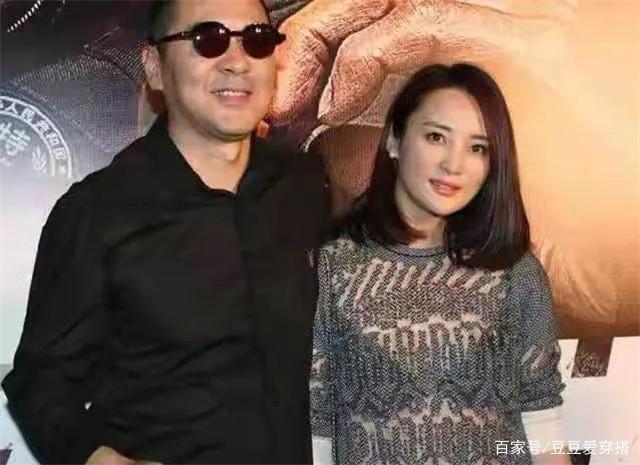 蒋勤勤与丈夫合体秀恩爱,穿蕾丝上衣优雅性感,不像40