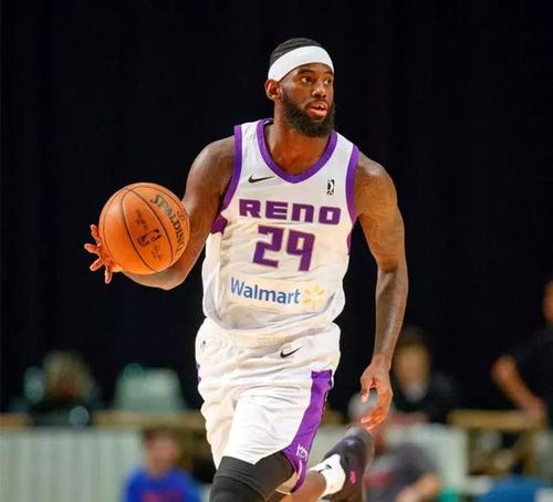 山东男篮新援桑普森抵达北京与球队会合 曾在nba单干詹姆斯