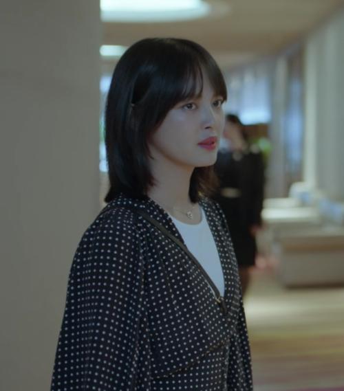 带着爸爸去留学辛芷蕾林飒同款v领黑色波点短款衬衫灯笼袖上衣女