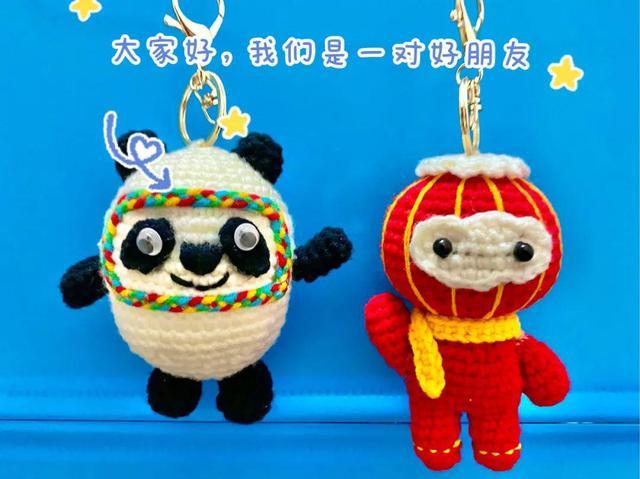 记者在马市镇都塘村小古录围屋小组,见到了正在编织毛线版"冰墩墩"和"