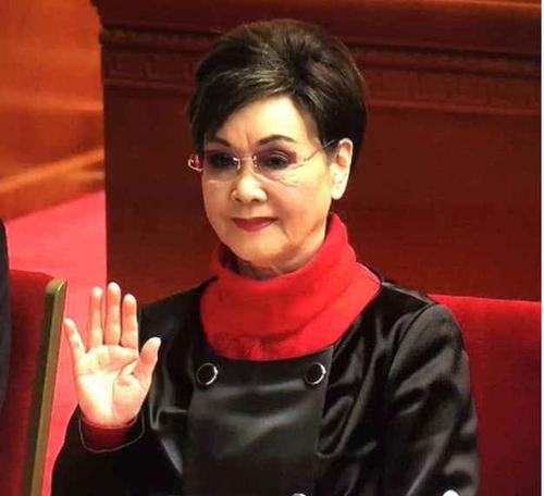 73岁李谷一近照曝光,与79岁二婚丈夫合影,前夫儿子有出息