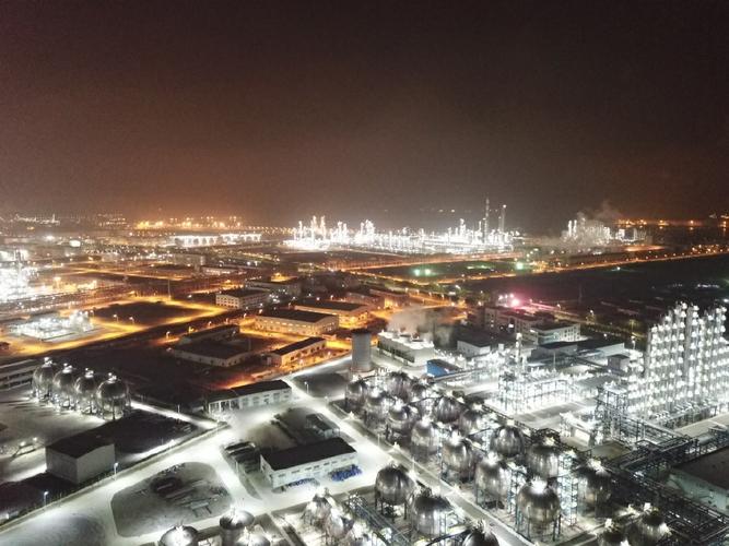 石油化工学工业区夜景航拍