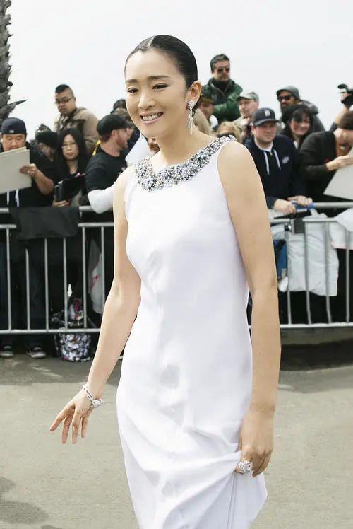 巩俐婚后太随性,手牵71岁老公,穿白色镂空上衣毫无巨星范儿