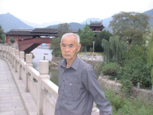 老父亲在县城过国庆