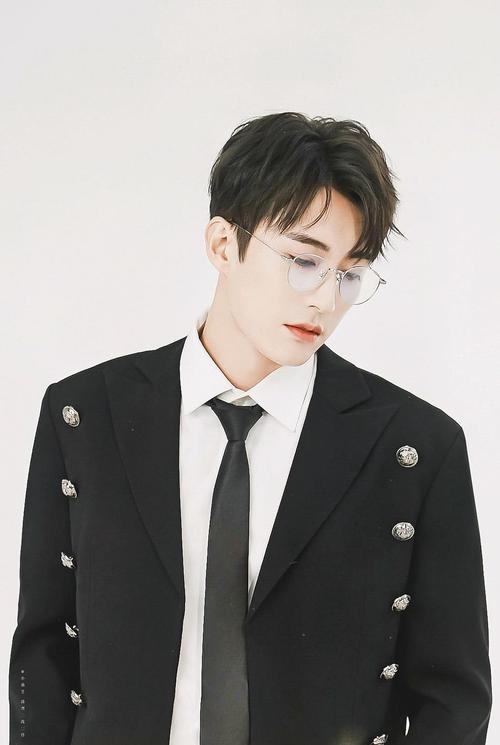刘学义一个拍定妆照也在魅惑众生的奇男子