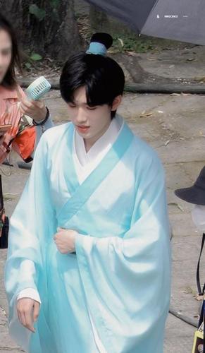 宋亚轩青色长衫造型太好看了吧,这身段不演古装剧真的