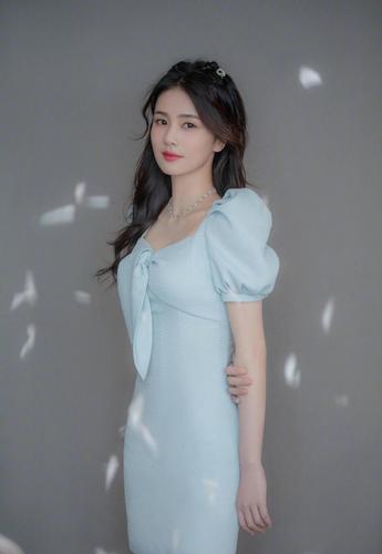 白鹿海边最新写真图片,碎花抹胸裙衬的皮肤发白,越来越好看