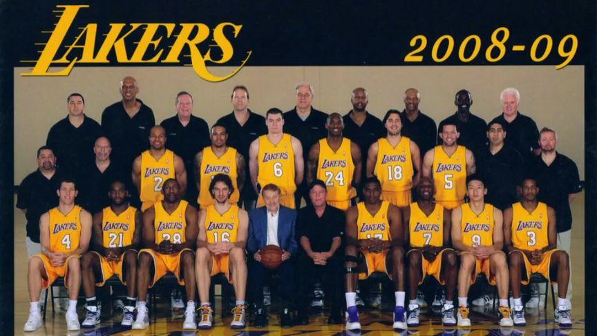 一波回忆杀,这张09年#湖人 队的集体合照,所有人你都能认全吗