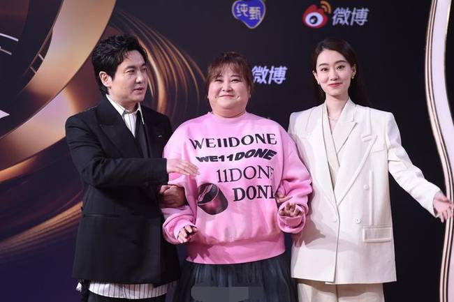 张小斐插兜失败挽起贾玲与沈腾合照成逮捕姿势
