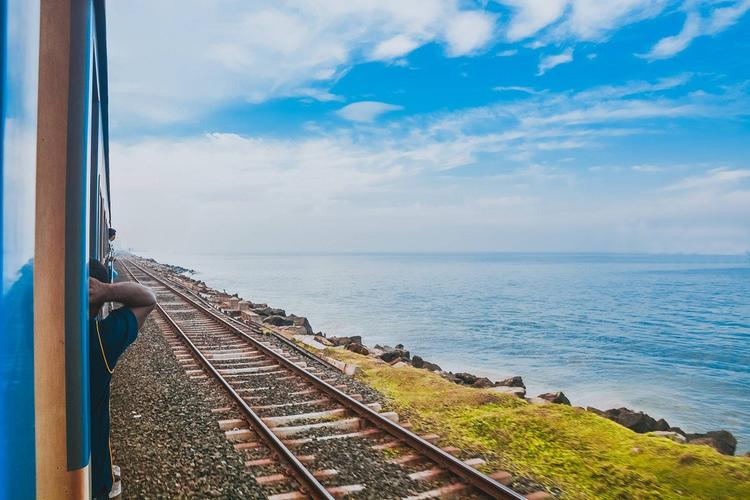 来斯里兰卡,乘坐现实版《千与千寻》海上火车