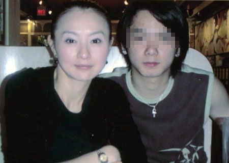 香港著名武打女星李赛凤闹婚变 丈夫发现干儿子半裸藏衣柜