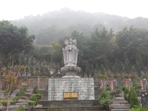 公墓背靠莲花山主峰,依山建墓,绿化伴墓,公墓绿色植物覆盖在重庆可谓