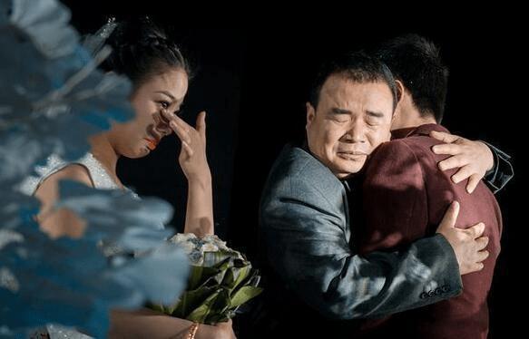 10张女儿出嫁时候父母的表情图,越看越心疼