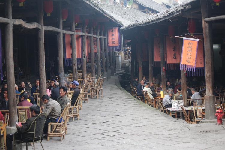 乐山犍为县罗城古镇,是四川最悠闲的.品茶,叶子烟,豆花饭,摆龙门阵.
