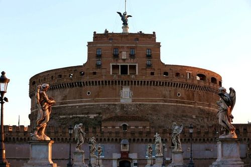 陈列一些与教皇相关的家具等(没有进去参观)_圣天使堡"的评论图片