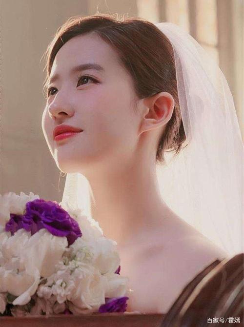 刘亦菲用央视镜头照镜子,笑着说呆会见,真正的美女,是这样的