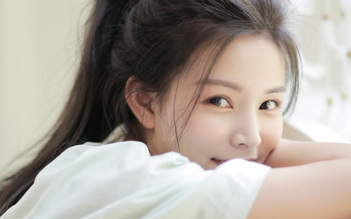 笑容甜美的白皙美女图片-美女壁纸-高清美女图片-第7