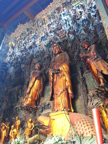 灵隐寺内为"慈航普渡","五十三参"的雕塑,均用黏土塑成,高20余米