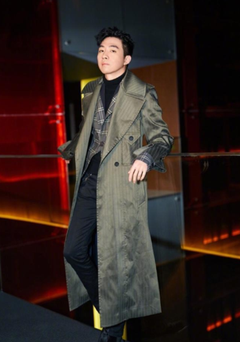 照片中的俞灏明虽然没有了之前的意气风发,但是还是帅到人们快要认不