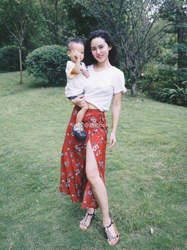 辣妈穿搭日记,8月7日更新_穿搭_辣妈_裙子_度假_每日穿搭_t恤_上衣