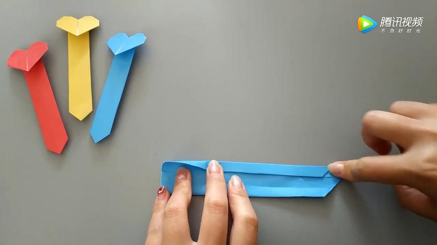 6爱心折纸书签:彩纸顶端斜对折,再沿折痕向下对折,再横向对折,将底边