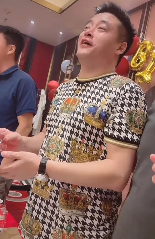 50岁魏三罕露面,发福不少衣服上千元,被评这辈子没超越赵本山