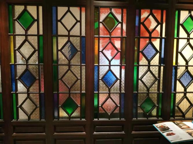 好看的彩色玻璃窗.这栋小洋楼在民国时期是金融家胡笔江府邸.