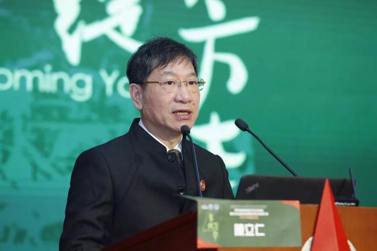 教授,台湾大学眼科杨中美教授以及台北马偕医院陈立仁教授分别上台,就