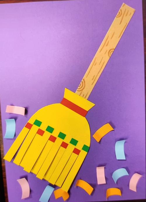 我们的教学老师开始交小朋友们,手工扫把的制作步骤了!