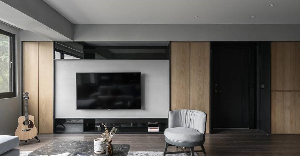 电视墙藉由黑镜刻划立体感,顺势使视觉聚焦于中央电视区.