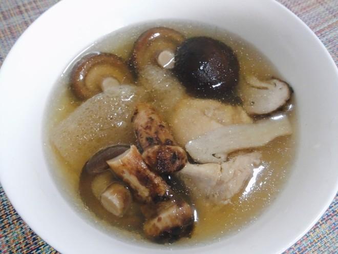 松茸菌菇炖鸡汤