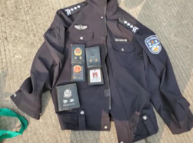 原创警用装备装了一车 被交警当场查获 男子吓到下跪大哭