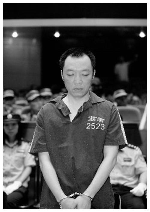 冷血黑老大伍志坚:连自己马仔都打杀,法庭上面露凶光