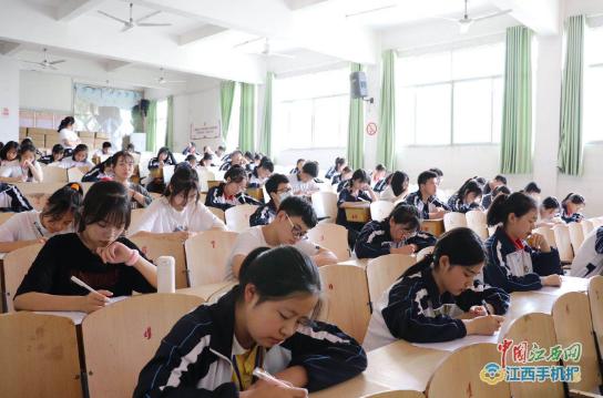 广信二中举行高二年级现场写作比赛