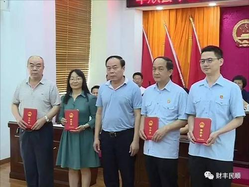 会议以无记名投票方式,表决通过了县政府副县长梁玉辉同志受廖茂忠
