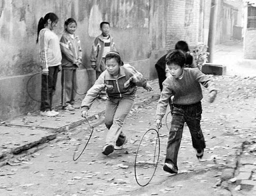 承载童年回忆的照片:全知道的孩子都满街跑了!