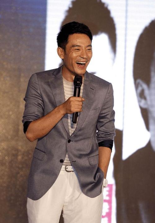 李光洁穿黑色西装有风度,显身材还抬气场,照着学准没错