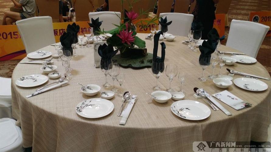 高清:艺术摆台花式调酒 广西饭店服务技能大比拼(6/14)