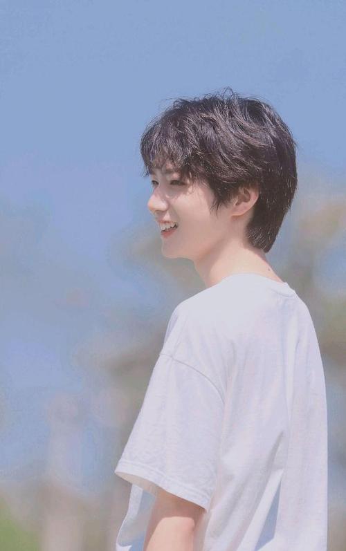 阳光男孩刘耀文必须有姓名,可盐可甜风格多变,阳光下