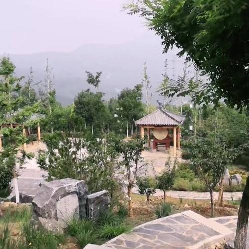 位于京西门头沟区戒台寺下边不远的半山腰处,是正在建设中的公园.