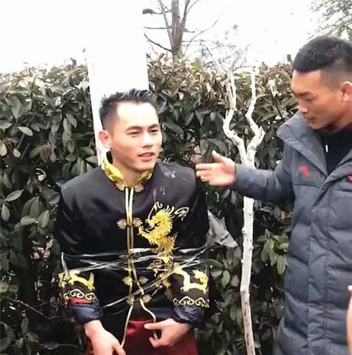 魏锐结婚邱建良不仅为其牵马开道,还为他"遮风挡蛋"!