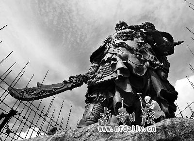 肇庆将军山违建关公像昨起强拆