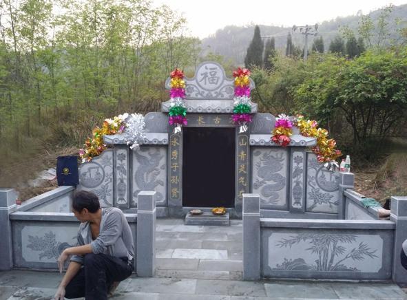 农村怪象人还在世就有人给自己提前修好坟墓这是为啥