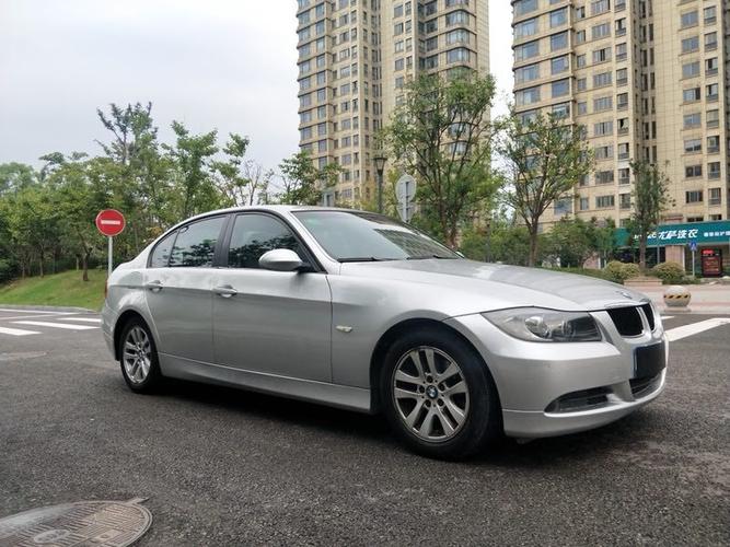 宝马320i 银色