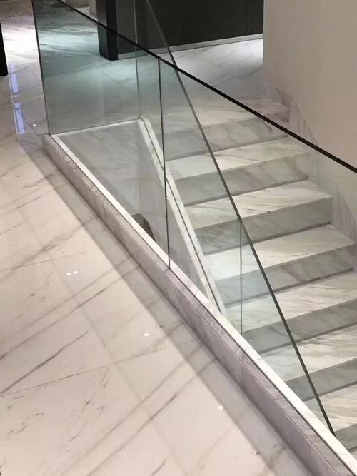 爵士白大理石,钢化玻璃扶手的结合使得楼梯空间通透放大,现代的手法