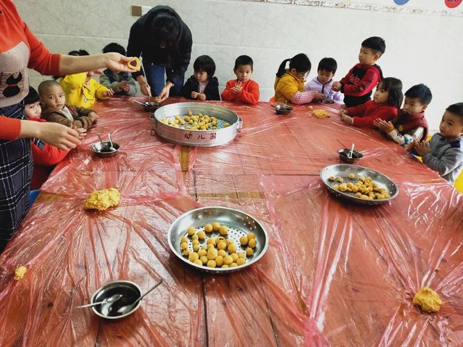 志成金宝贝幼儿园中班小朋友做汤圆活动