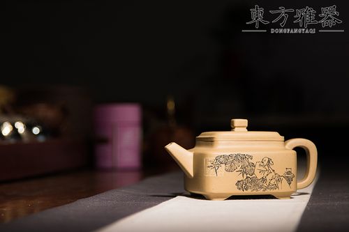此壶为任淦庭弟子,宜兴陶刻界实力刻匠,高级工艺美术师周伯其(木石)