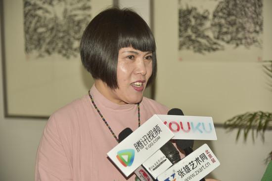 殷芳老师接受媒体采访